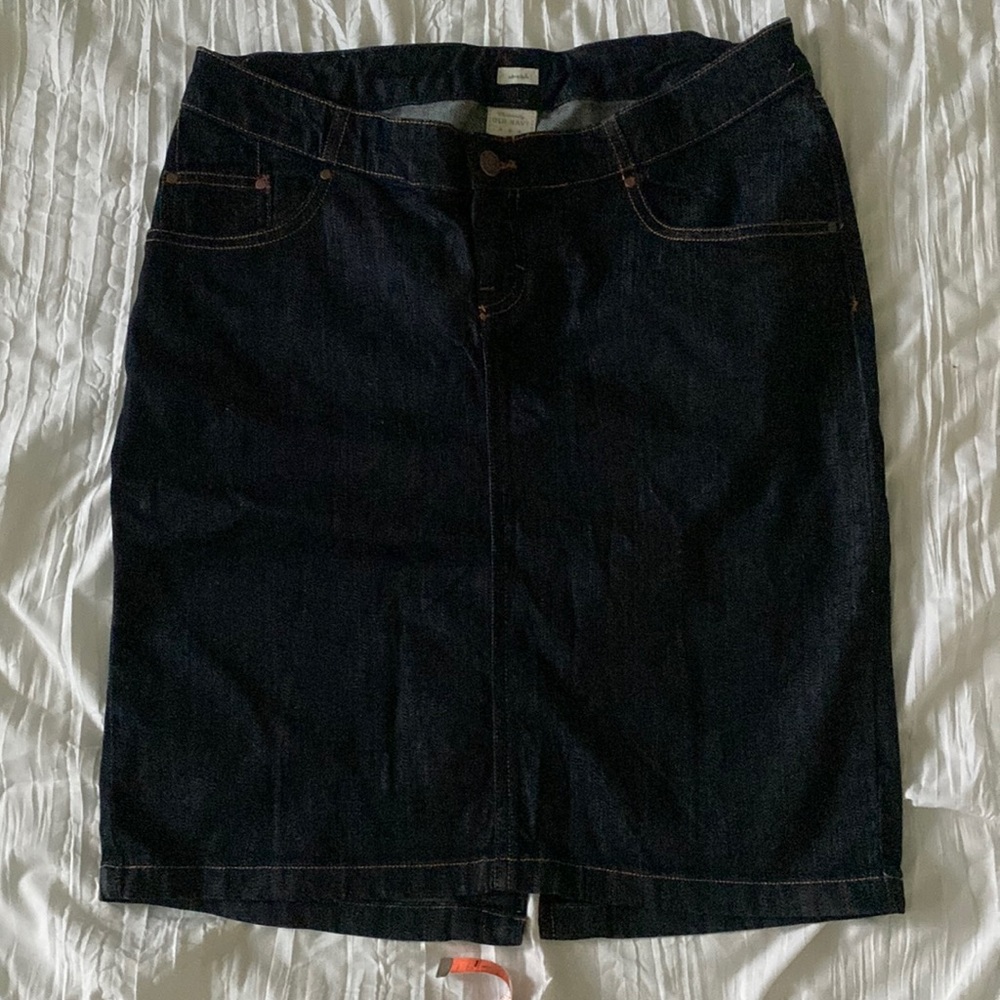 Excellent condition Old Navy Maternity Jeans skirt size 6 Waistband adjustable.